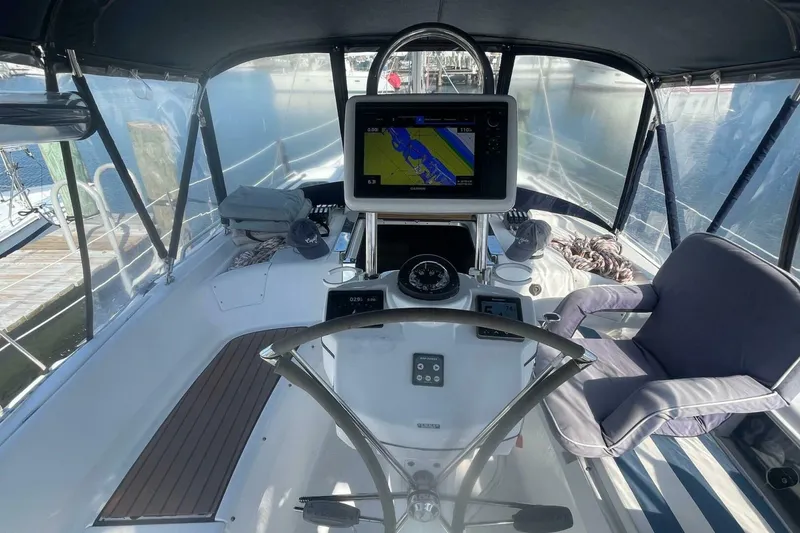 Slide: The Image of Hunter 45 Center Cockpit 2010 - 14