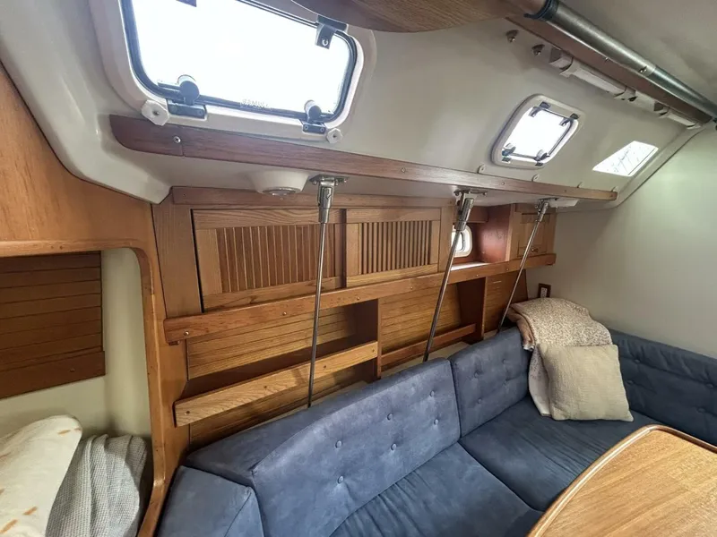 Slide: The Image of Catalina 320 1995 - 22