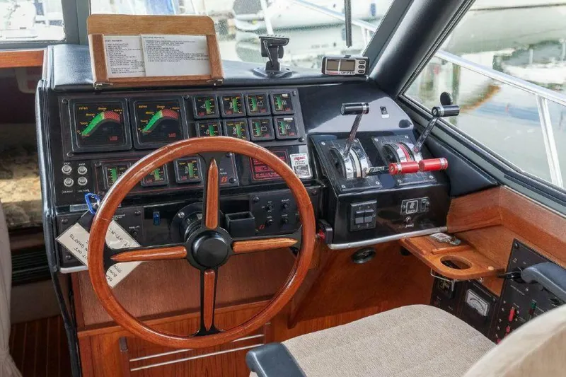 Slide: The Image of Bayliner 3270 Motoryacht 1987 - 5