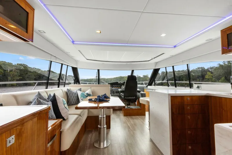 Slide: The Image of Riviera 5400 Sport Yacht Platinum Edition 2021 - 24