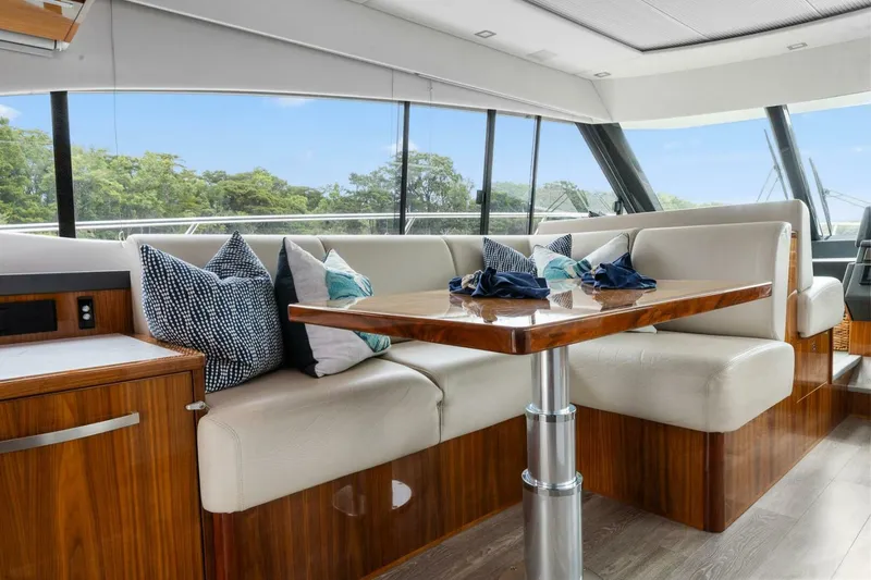 Slide: The Image of Riviera 5400 Sport Yacht Platinum Edition 2021 - 25