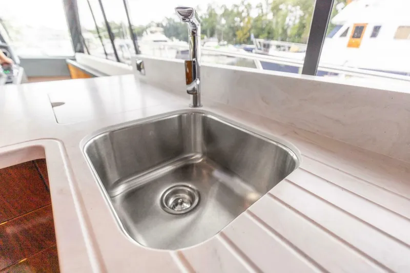 Slide: The Image of Riviera 5400 Sport Yacht Platinum Edition 2021 - 32