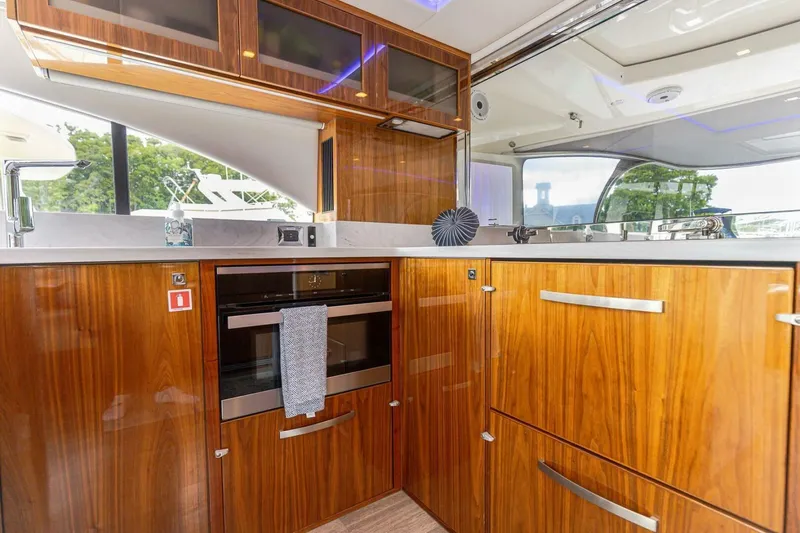 Slide: The Image of Riviera 5400 Sport Yacht Platinum Edition 2021 - 33