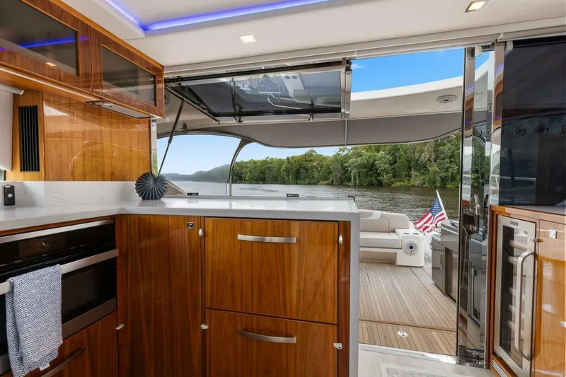 Slide: The Image of Riviera 5400 Sport Yacht Platinum Edition 2021 - 37