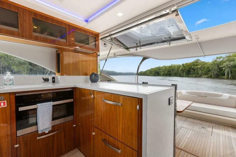 Slide: The Image of Riviera 5400 Sport Yacht Platinum Edition 2021 - 38