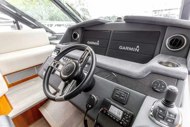 Slide: The Image of Riviera 5400 Sport Yacht Platinum Edition 2021 - 44