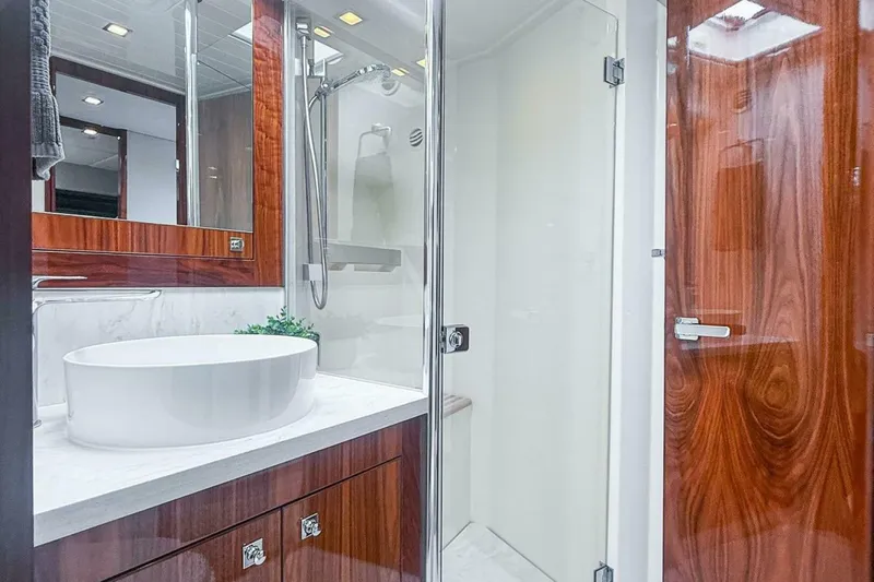 Slide: The Image of Riviera 5400 Sport Yacht Platinum Edition 2021 - 54