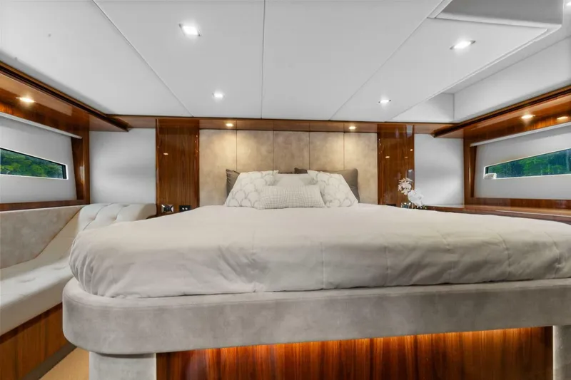 Slide: The Image of Riviera 5400 Sport Yacht Platinum Edition 2021 - 60