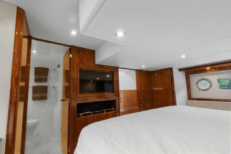 Slide: The Image of Riviera 5400 Sport Yacht Platinum Edition 2021 - 63