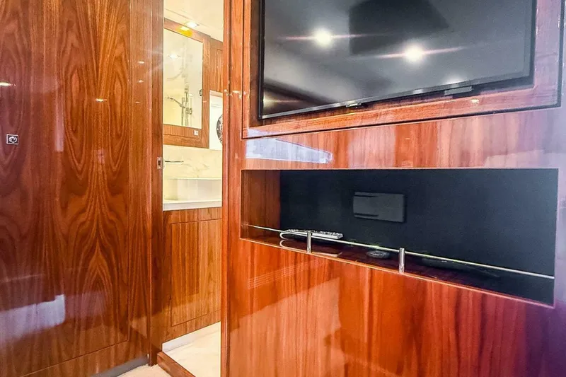 Slide: The Image of Riviera 5400 Sport Yacht Platinum Edition 2021 - 67