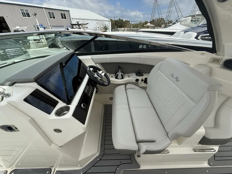 Slide: The Image of Sea Ray 350 SLX Outboard 2020 - 10