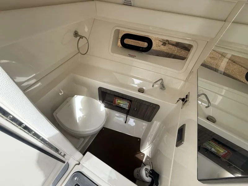 Slide: The Image of Sea Ray 350 SLX Outboard 2020 - 14