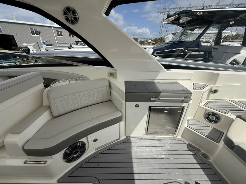 Slide: The Image of Sea Ray 350 SLX Outboard 2020 - 6