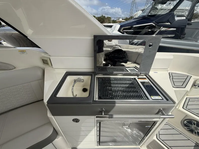 Slide: The Image of Sea Ray 350 SLX Outboard 2020 - 7