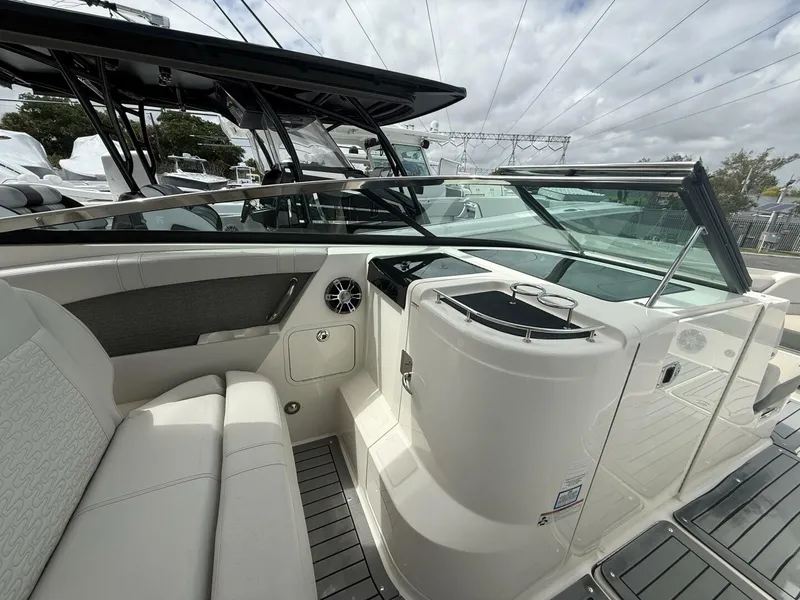 Slide: The Image of Sea Ray 350 SLX Outboard 2020 - 8