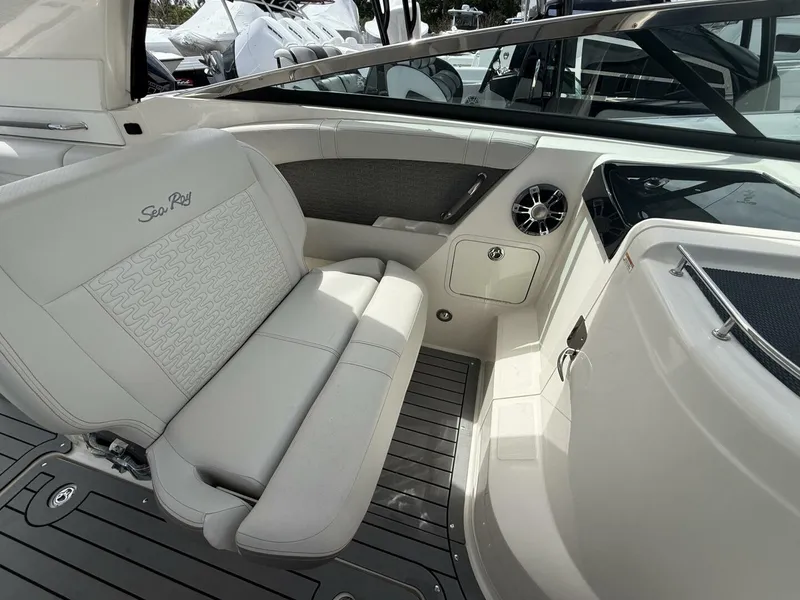Slide: The Image of Sea Ray 350 SLX Outboard 2020 - 9