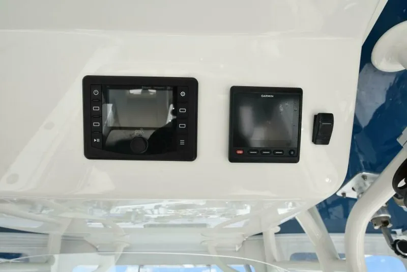 Slide: The Image of Regulator Marine 34 SS 2018 - 17