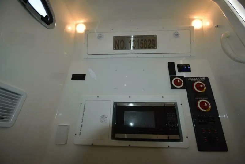 Slide: The Image of Regulator Marine 34 SS 2018 - 22
