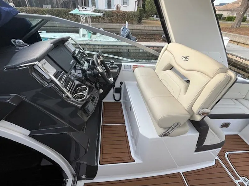 Slide: The Image of Monterey 335 Sport Yacht 2018 - 15