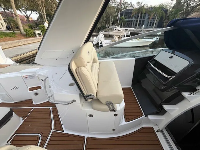 Slide: The Image of Monterey 335 Sport Yacht 2018 - 16