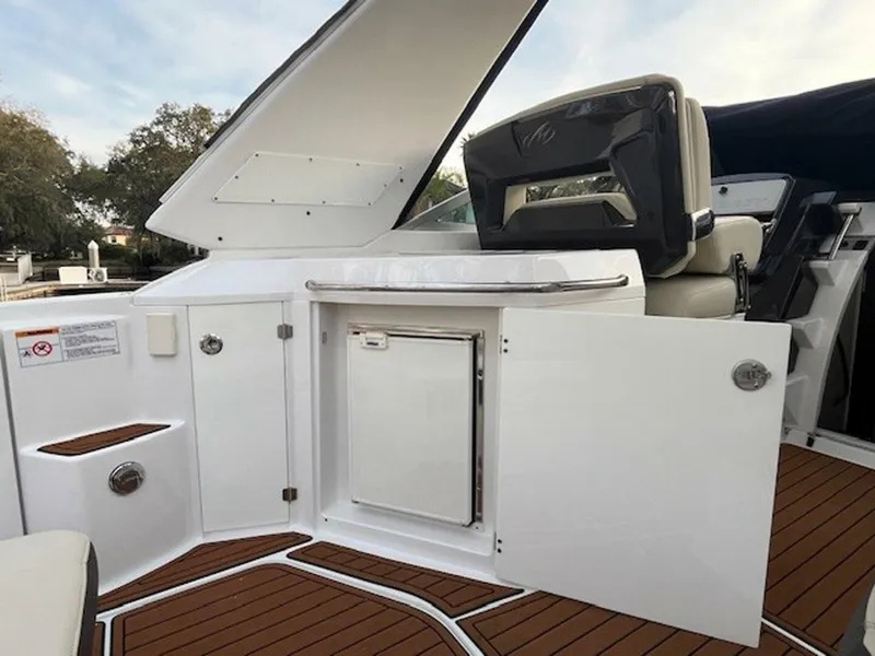 Slide: The Image of Monterey 335 Sport Yacht 2018 - 18