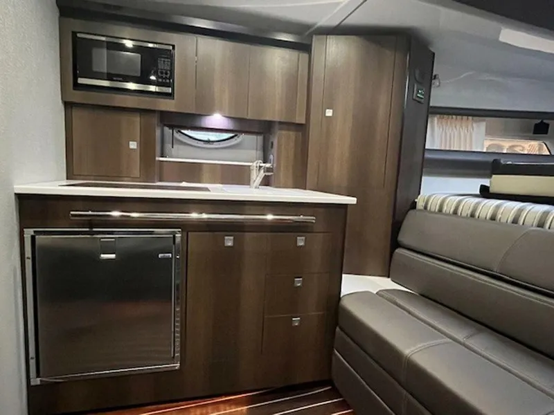 Slide: The Image of Monterey 335 Sport Yacht 2018 - 6