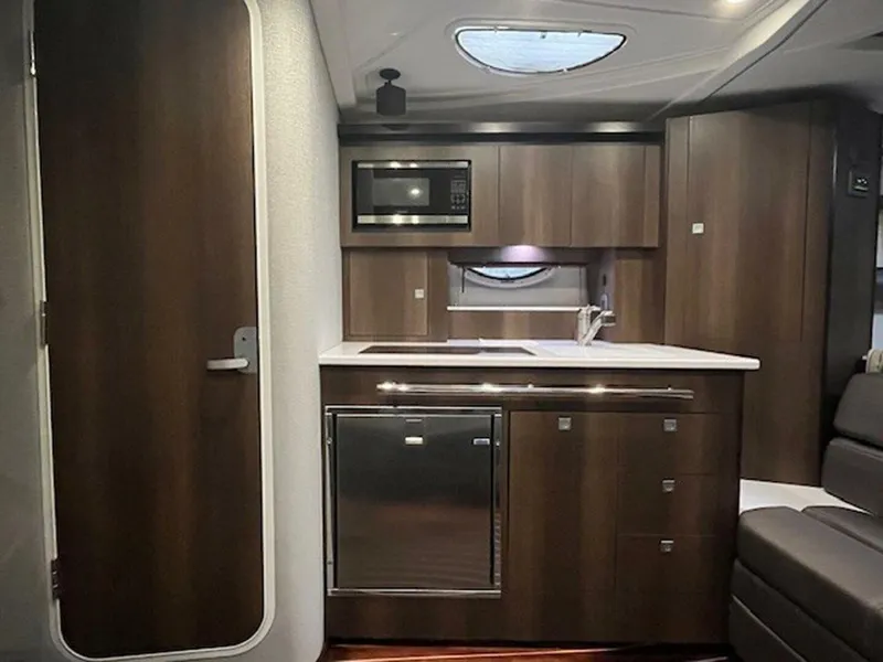 Slide: The Image of Monterey 335 Sport Yacht 2018 - 7
