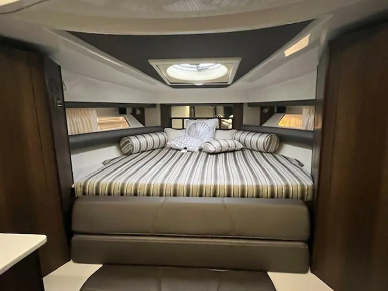 Slide: The Image of Monterey 335 Sport Yacht 2018 - 9