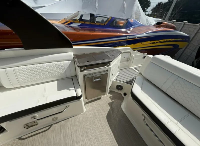 Slide: The Image of Sea Ray SDX 290 Outboard 2018 - 4