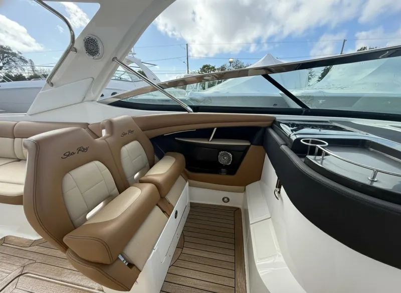 Slide: The Image of Sea Ray SLX 350 2015 - 5