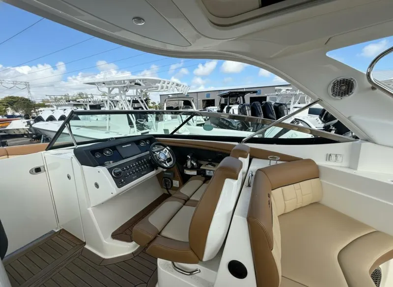 Slide: The Image of Sea Ray SLX 350 2015 - 6