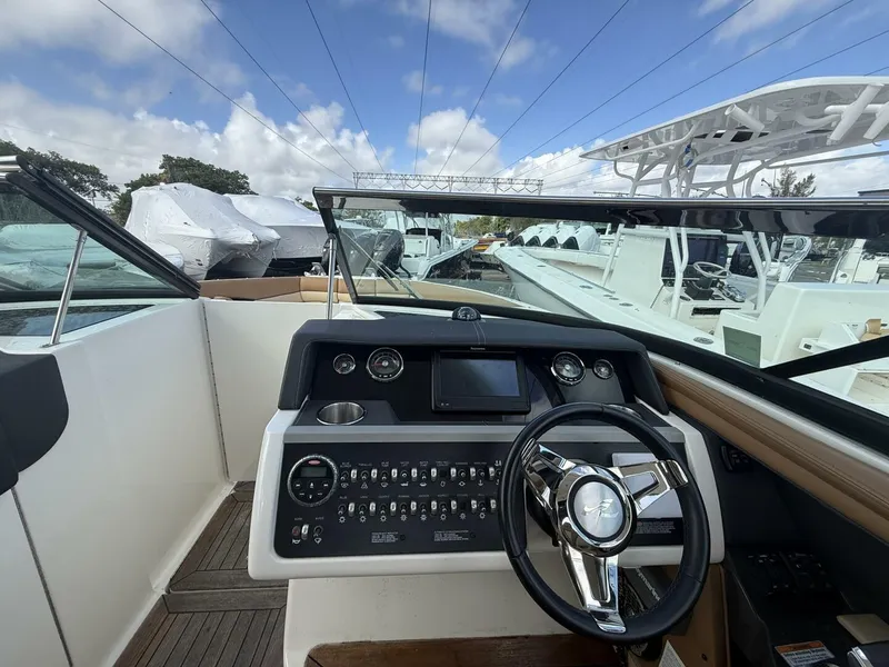 Slide: The Image of Sea Ray SLX 350 2015 - 7