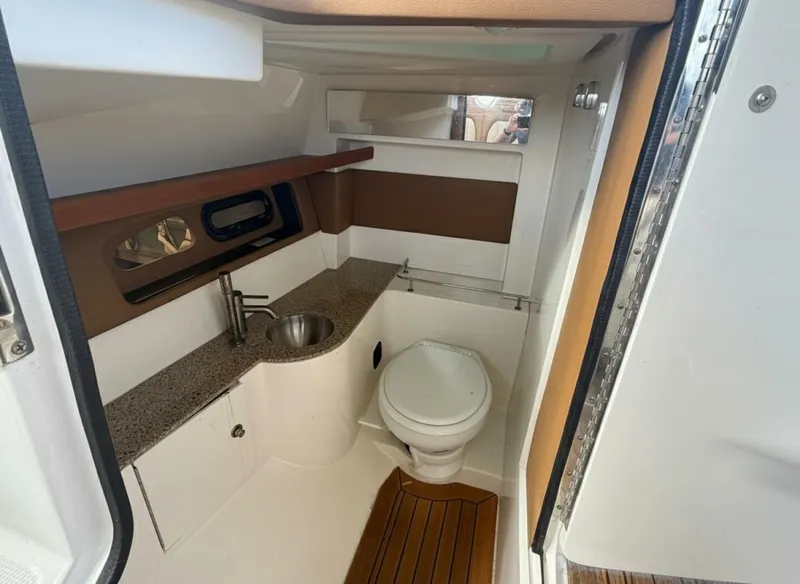 Slide: The Image of Sea Ray SLX 350 2015 - 8