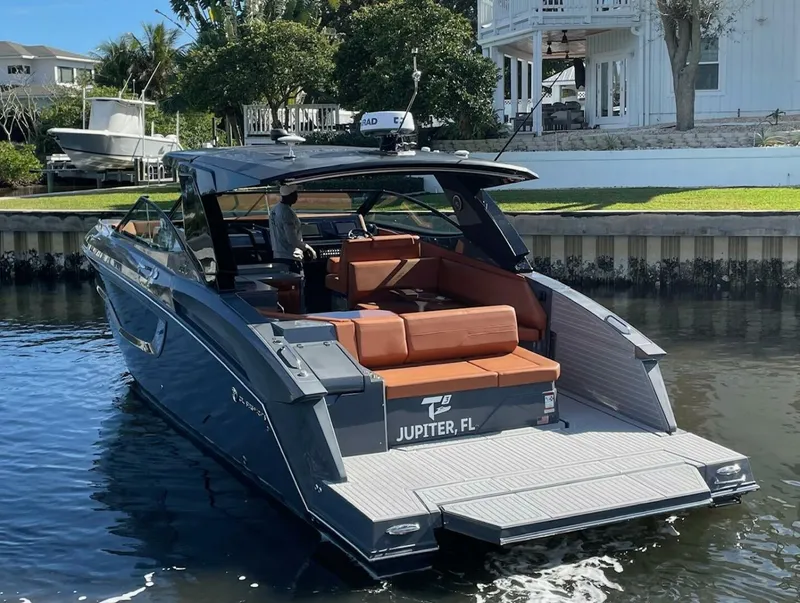 Slide: The Image of Cruisers 38 GLS 2023 - 4