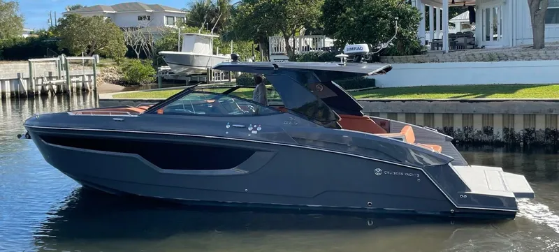 Slide: The Image of Cruisers 38 GLS 2023 - 5