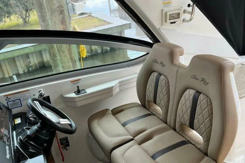 Slide: The Image of Sea Ray Sundancer 350 2017 - 10