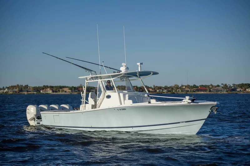 The Image of Regulator Marine 41 Center Console 2016 - 0