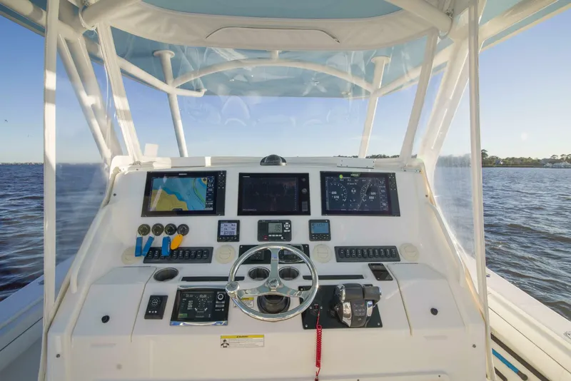 Slide: The Image of Regulator Marine 41 Center Console 2016 - 5