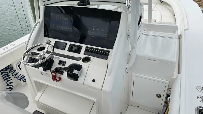 Slide: The Image of Regulator Marine 34SS 2012 - 24