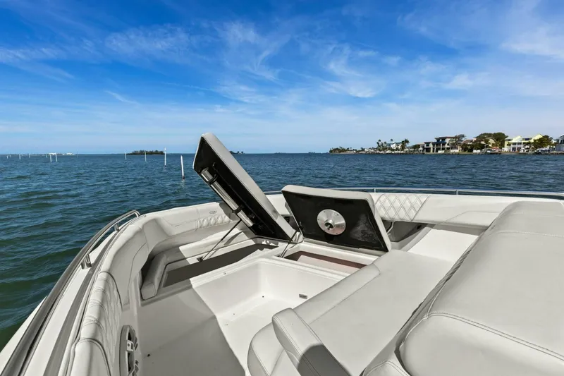 Slide: The Image of Regal 33 SAV 2020 - 25