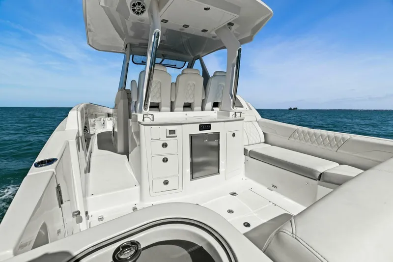 Slide: The Image of Regal 33 SAV 2020 - 33