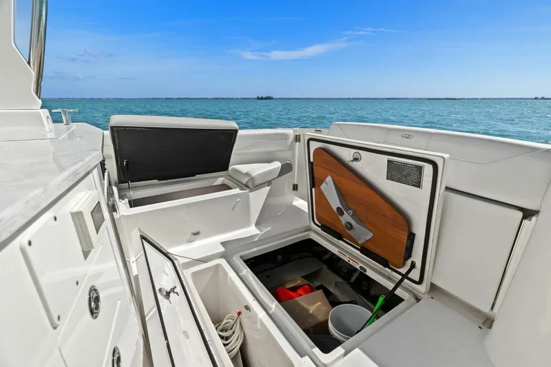 Slide: The Image of Regal 33 SAV 2020 - 38