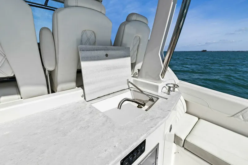 Slide: The Image of Regal 33 SAV 2020 - 39