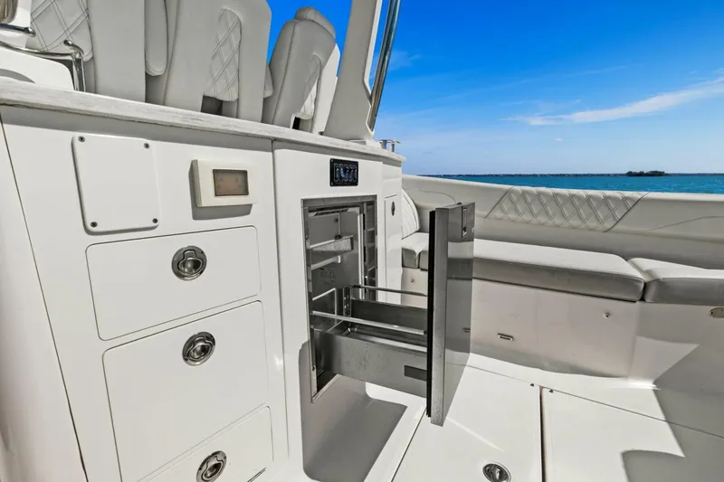 Slide: The Image of Regal 33 SAV 2020 - 41