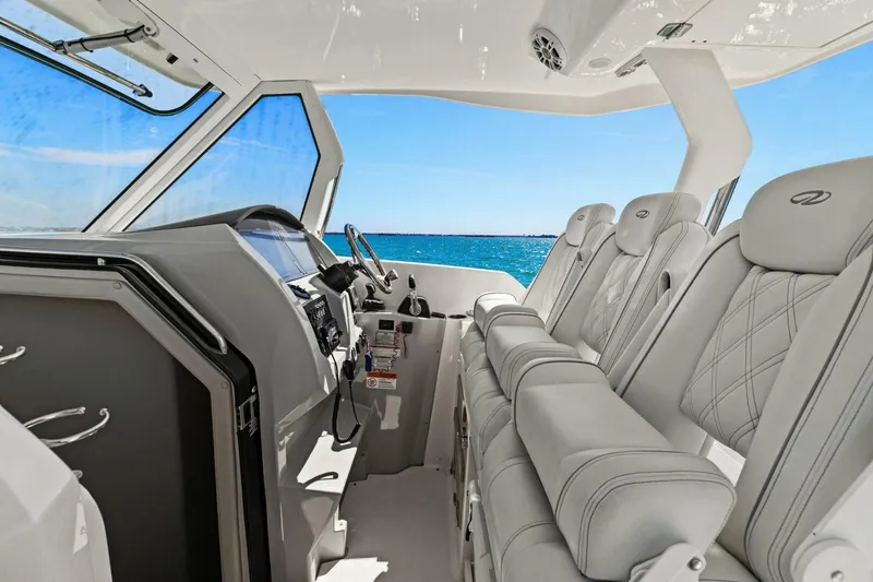 Slide: The Image of Regal 33 SAV 2020 - 44