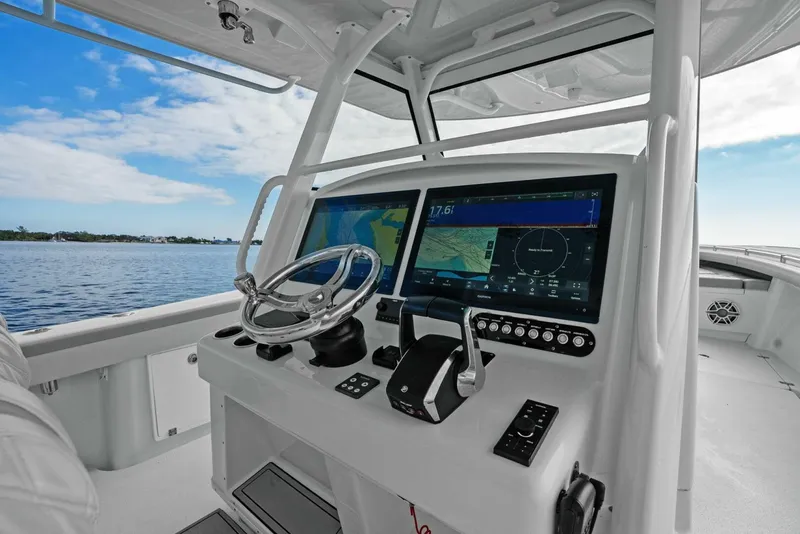 Slide: The Image of Yellowfin 39 Offshore 2023 - 13