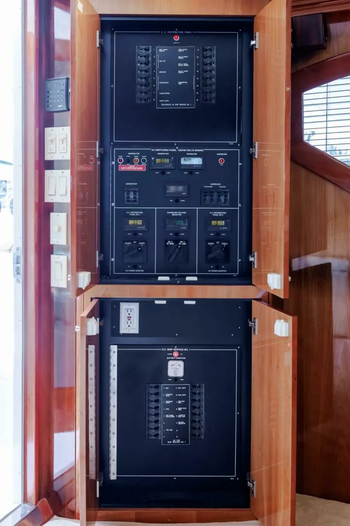 Slide: The Image of Hatteras 50 Convertible 2005 - 28