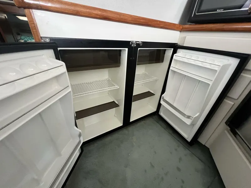 Slide: The Image of Carver Yachts 370 Voyager 1994 - 12