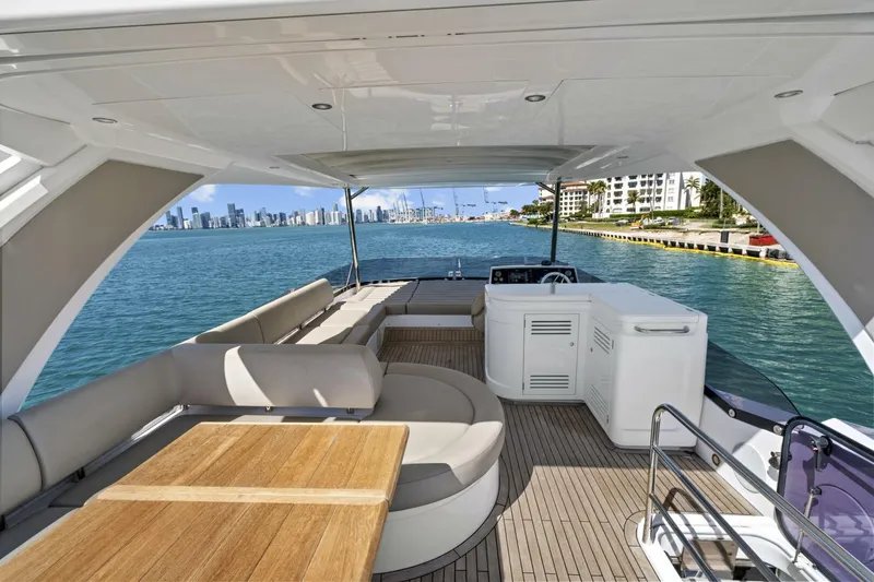 Slide: The Image of Sunseeker Manhattan 66 2019 - 14