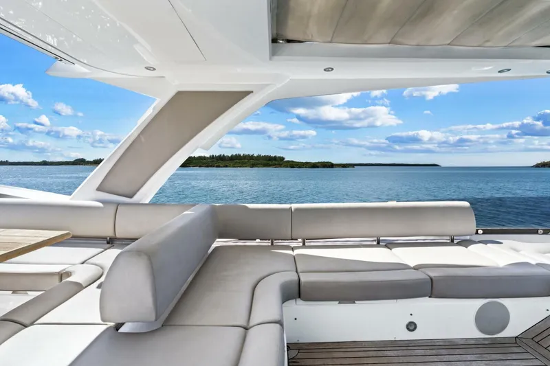 Slide: The Image of Sunseeker Manhattan 66 2019 - 15